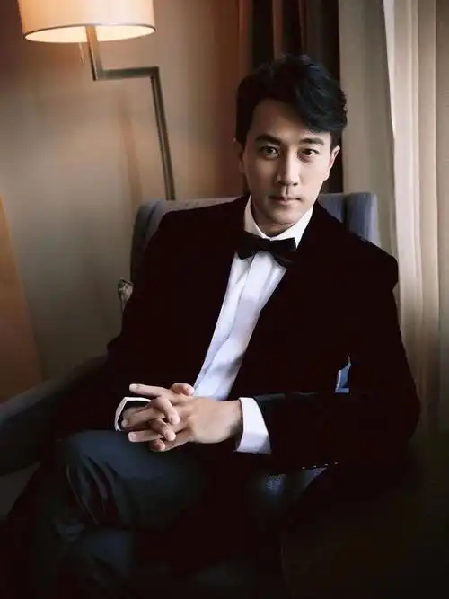 刘恺威身着西服 颜值在线帅气十足!