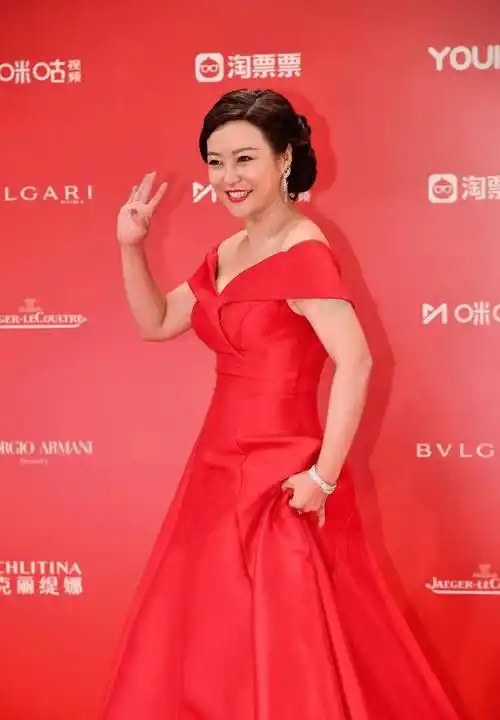 郝蕾的体重一定有120磅!