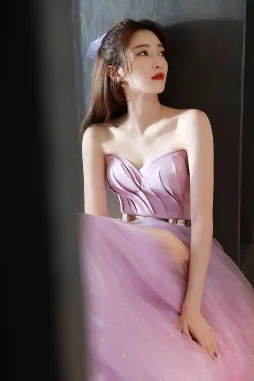 原创江疏影好有女神范身穿紫色闪钻抹胸纱裙尽显温柔甜美气质