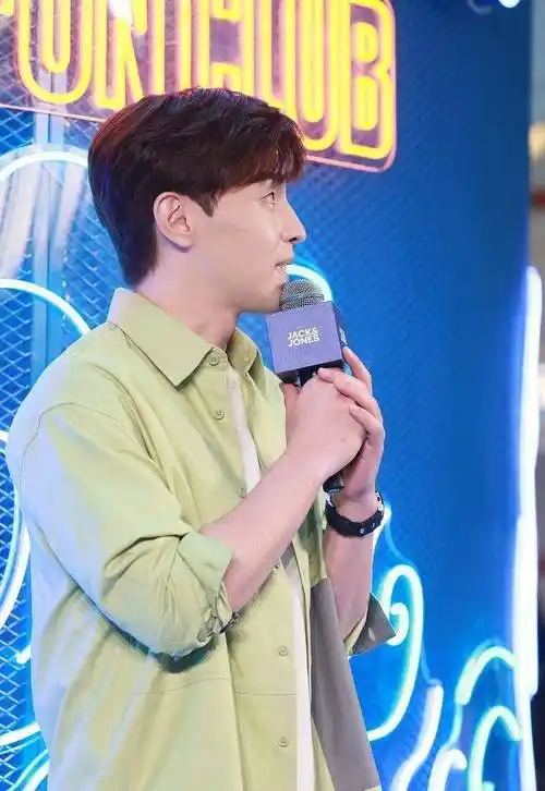 邓伦少年感穿搭又出圈了,绿色衬衫当外套一点都不死板,气质绝了_风格