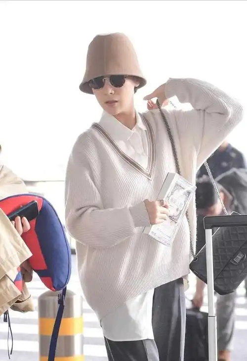 海清穿搭好低调,白衬衫叠穿针织衫清爽简约,温柔优雅好有亲和力