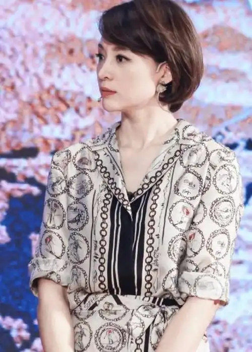 董卿不愧是"优雅代名词":裙不过膝,发不过肩,美得知性又迷人