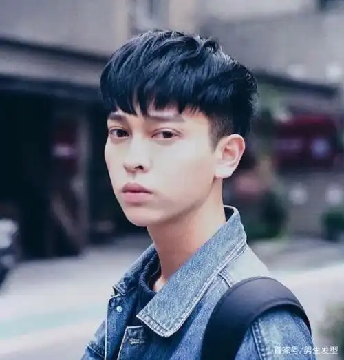 男生"高发际线"很适合的发型,遮盖住额头,让你瞬间变得很帅气