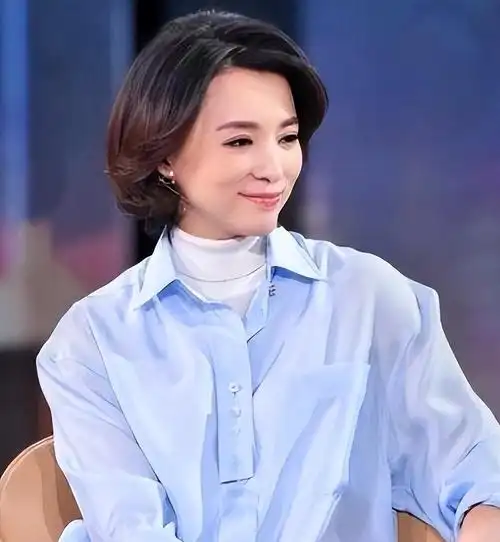 回顾事实证明消失的央视一姐董卿已经走上另一条大道