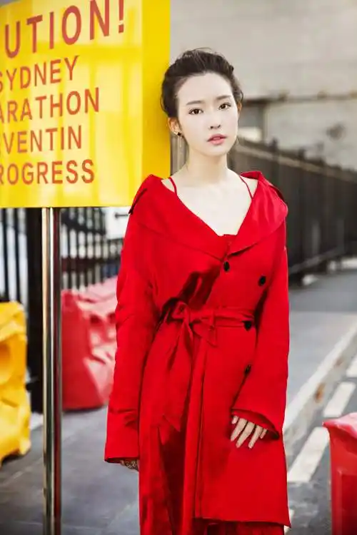 陈语安变身红衣少女 小露香肩娇俏迷人