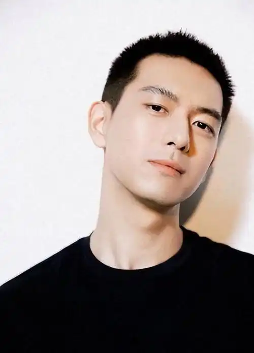 回顾李现深夜发文紧急向粉丝郑重道歉评论区吵起来