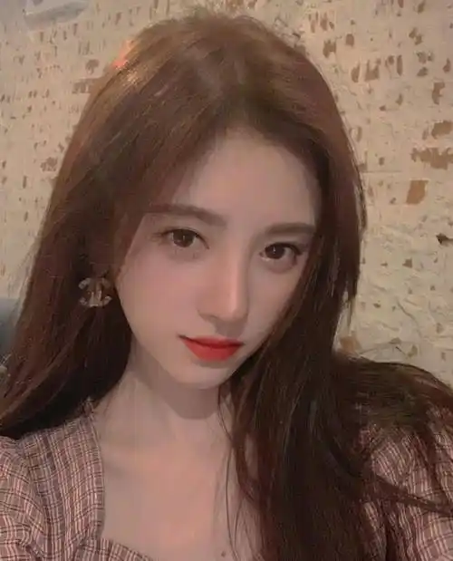 原创鞠婧祎的发际线都是抹出来的换新发色后白到发光网友小小年纪不学