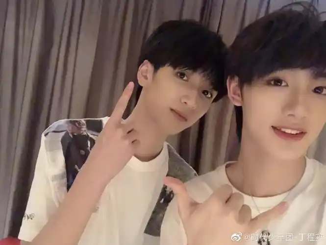 丁程鑫严浩翔合照