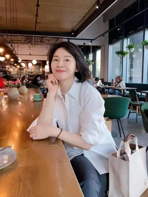 50中年妈妈亲身示范春天穿这3裙2衫得体减龄显气质