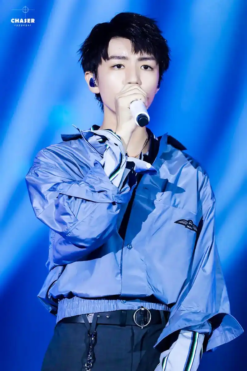 蓝色的少年,蓝色的王俊凯,安静地唱歌_p1,图片cr:@chaser0921_王俊凯