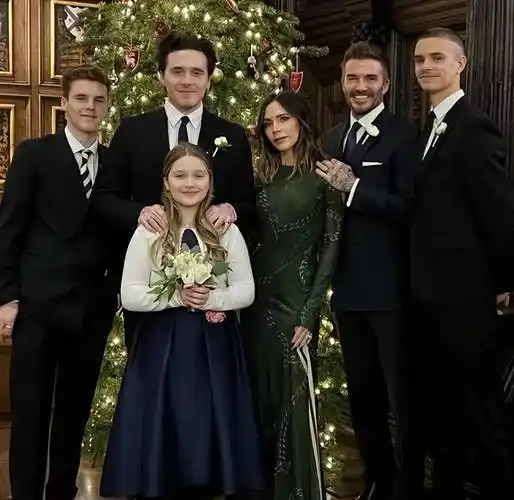 贝克汉姆一家坐游艇出海,小七穿泳装白白胖胖,妻子瘦到肋骨突出