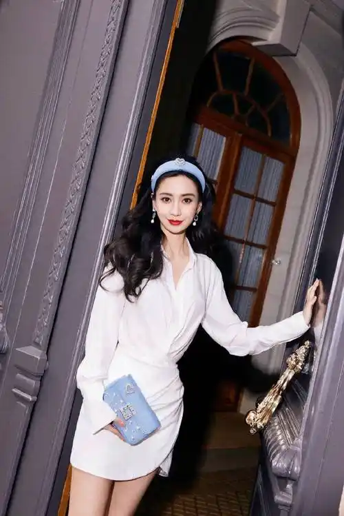 angelababy(杨颖),1989年2月28日出生于,以前是一名模特,后来进入影视