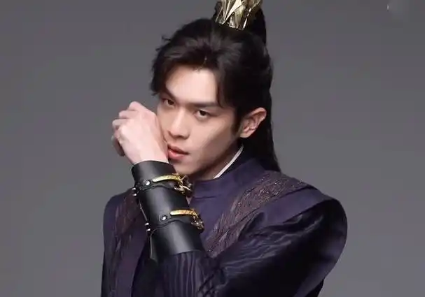 张若昀主演的古装剧《庆余年》,在2019年爆火后,一直到2023年才等来了