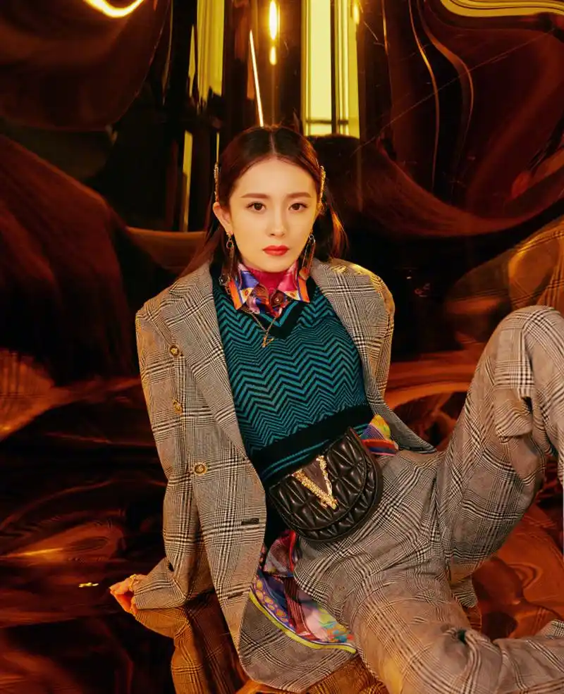 杨幂亮相某时尚品牌活动,一身超"正经"的格纹西服套装,蓝色条纹毛衫内