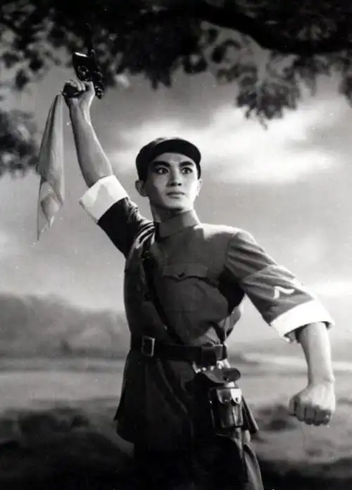 无论是大跳,旋转还是与两位女演员茅惠芳和石钟琴的配合,都那么轻盈