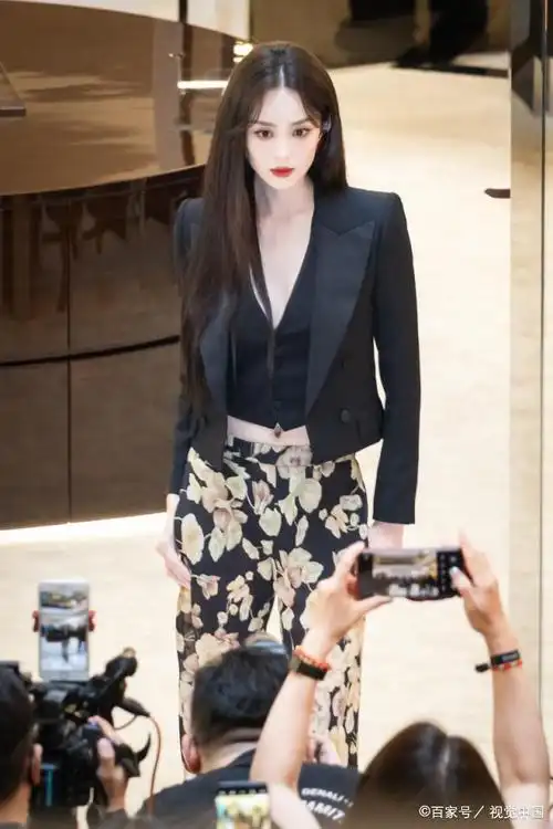 古力娜扎现身某知名品牌活动现场,引起媒体和粉丝疯狂追捧