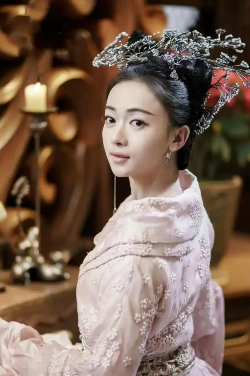 各版妲己的颜值大比拼,林心如打扮的再妖艳也没有妖气,fbb和fyw是妖精