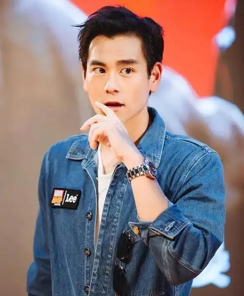 (彭于晏)彭于晏走的是偶像路线,公司不允许他曝光恋情,也不准蔡依林去