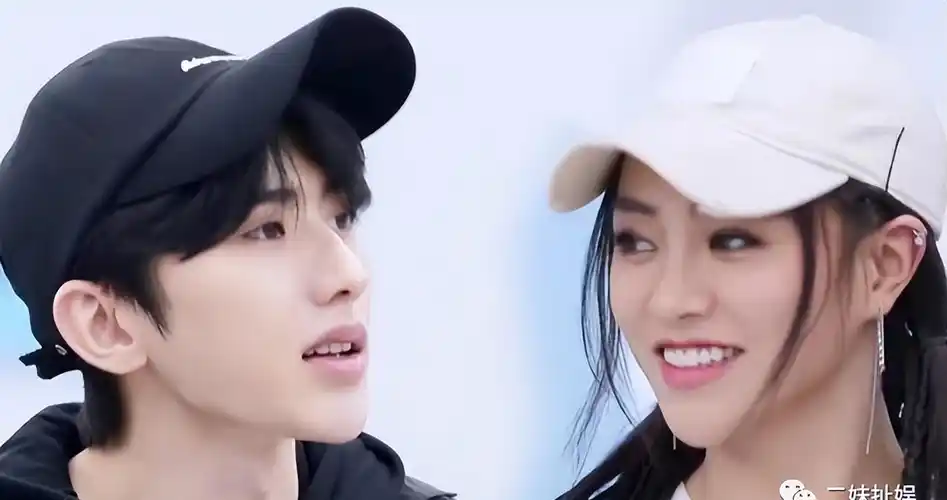 网曝蔡徐坤恋情,女方疑似the9成员谢可寅,同款众多恐怕是真的_网友