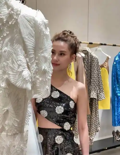 生图下的何超莲精致耐看,身穿黑色亮片裙,优雅时尚_显得_羊毛_高跟鞋