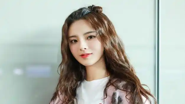 杨超越综艺父女情再掀波澜赚钱为王职业规划成空谈