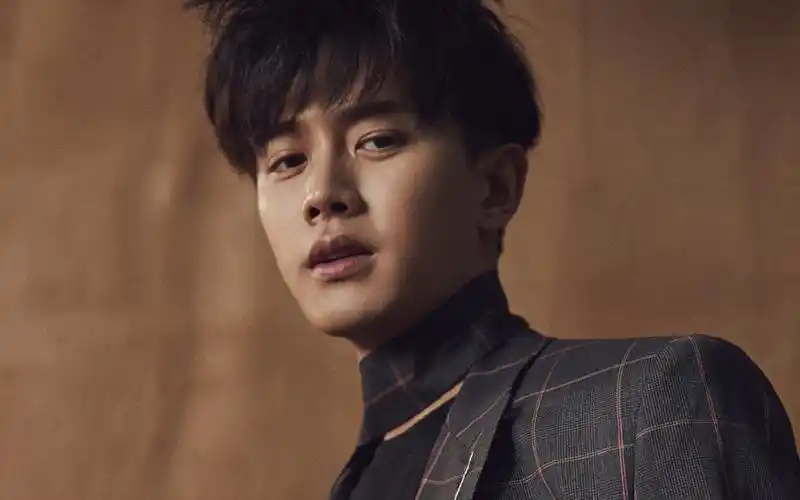 任嘉伦复古绅士范时尚大片桌面壁纸