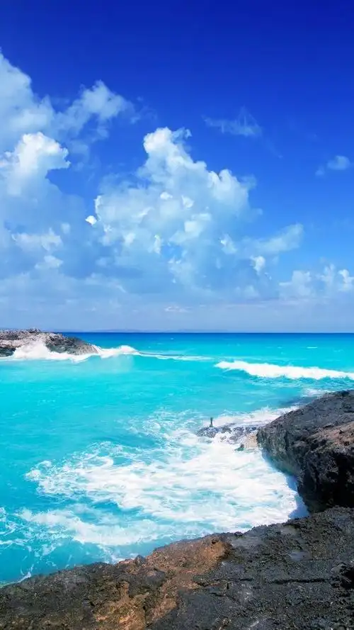 阳光沙滩,碧波涌涌手机壁纸