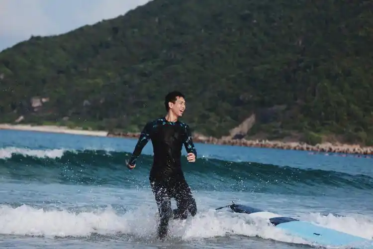 李现海边冲浪写真图片,分享一组李现图片给大家,图中的明星图片壁纸会