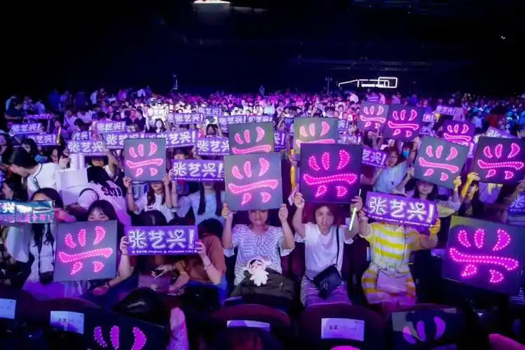 张艺兴亮相huawei nova 2发布会 亲身演示自拍"小心机"