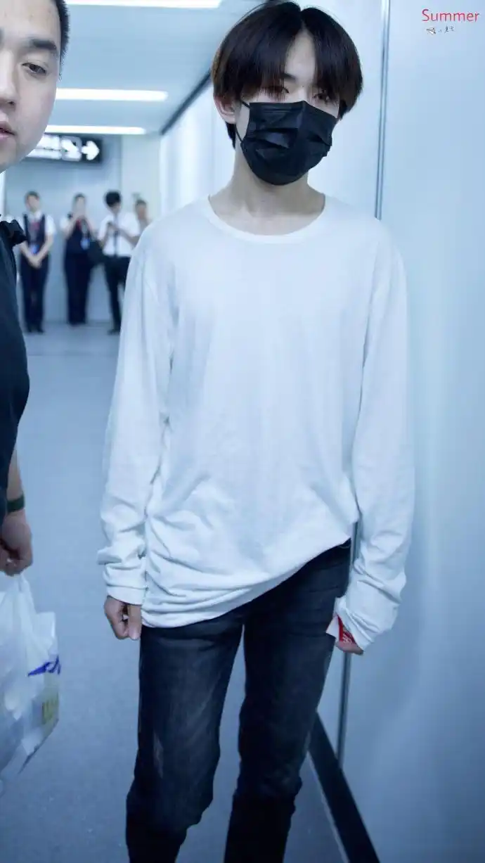易烊千玺高考结束后回北京,机场装扮随性,白t恤中分长发,清冷禁欲系.