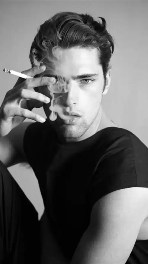欧美伤感寂寞抽烟黑白迷人写真
