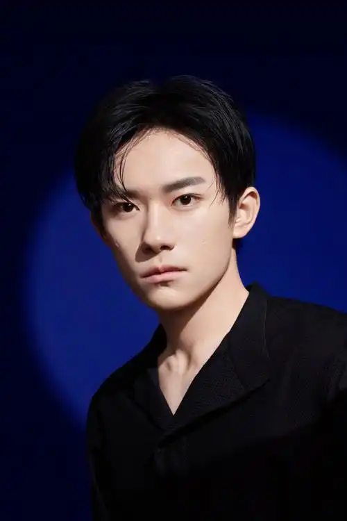 易烊千玺阿玛尼彩妆代言人宣传海报原图