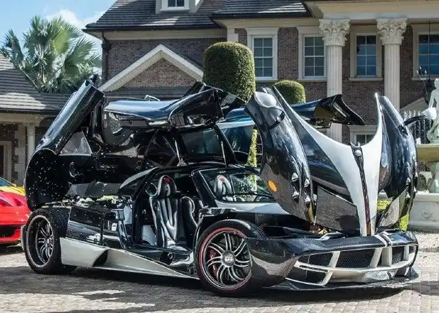 帕加尼huayra是一款中置引擎超级跑车,这款车是替代了帕加尼zonda之后