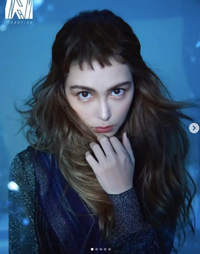 今天昆凌在ins晒出一组美照,其中几张昆凌戴上假发片,尝试短刘海造型