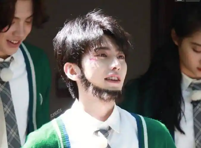 蔡徐坤戴腮胡子,看到justin"特效大耳朵",差点以为是真的_道具_造型