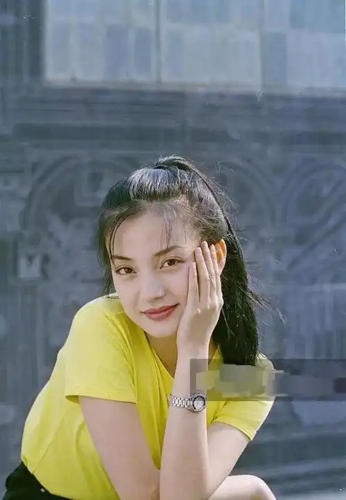 赵薇多年前旧照曝光,清纯水灵,但被牙齿抢镜