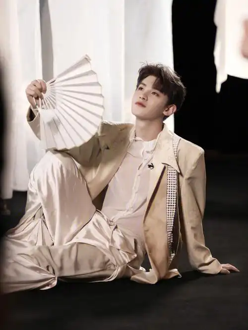 黄明昊高清照片