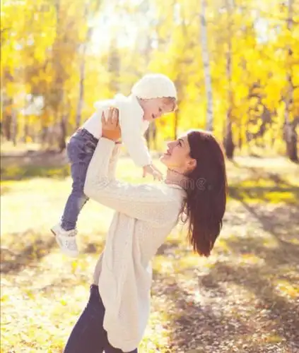 我多想多想,让母亲充沛的乳浆,缓缓地滴入孩子的口腔,婴儿在温暖的