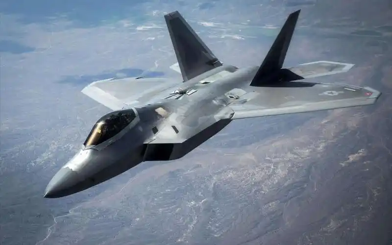 f-22猛禽隐形战斗机超近距细节展示!