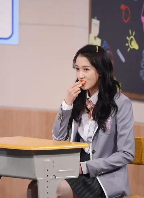 关晓彤穿学生装配高腰短裙,同框173的华晨宇看呆网友:腿太长