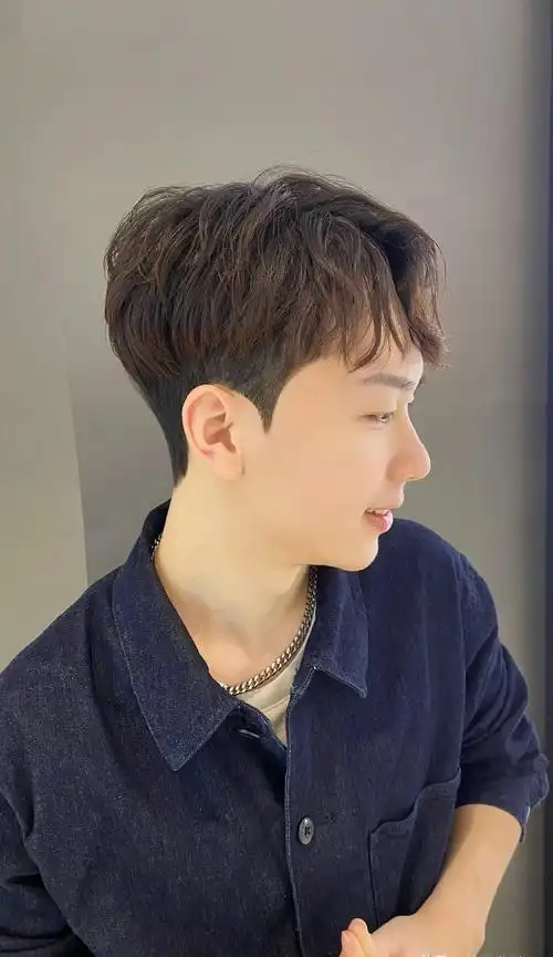 现在最流行的男生发型(男士发型款式大全)