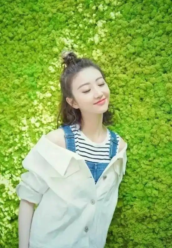 景甜羊毛卷丸子头发型