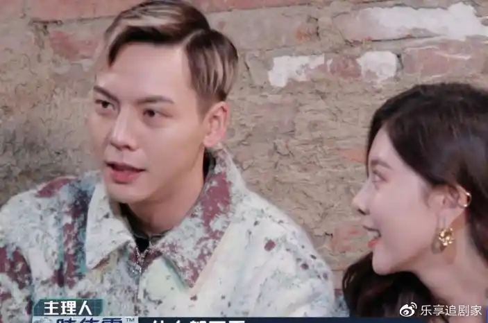 宋妍霏把口红蹭在陈伟霆肩头谁注意男方的反应网友瞬间炸锅