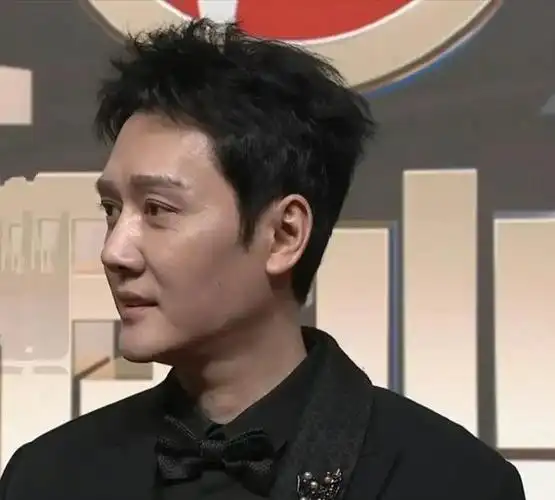 演员冯绍峰今晚国剧盛典最新红毯生图出炉啦冯叔老了好多啊