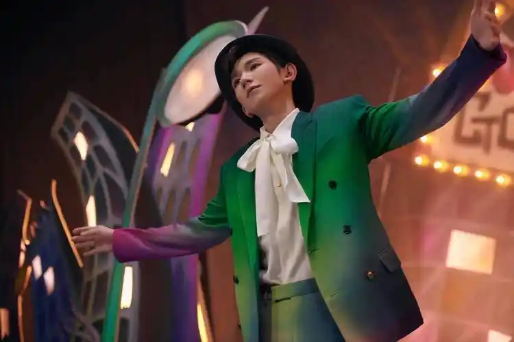 《疯人公园》收录于《夏野了》"whim"篇章,作为专辑