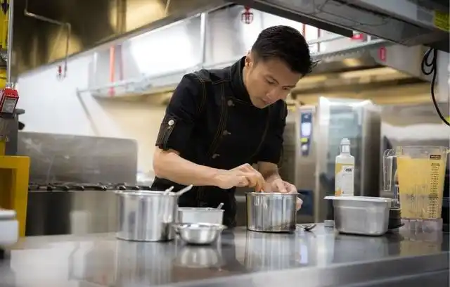 大厨好帅!谢霆锋厨房大片曝光 专注的男人魅力十足