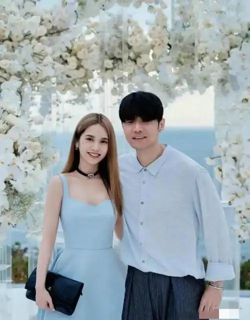 杨丞琳李荣浩亮相潘玮柏婚礼,甜蜜情侣装引热议