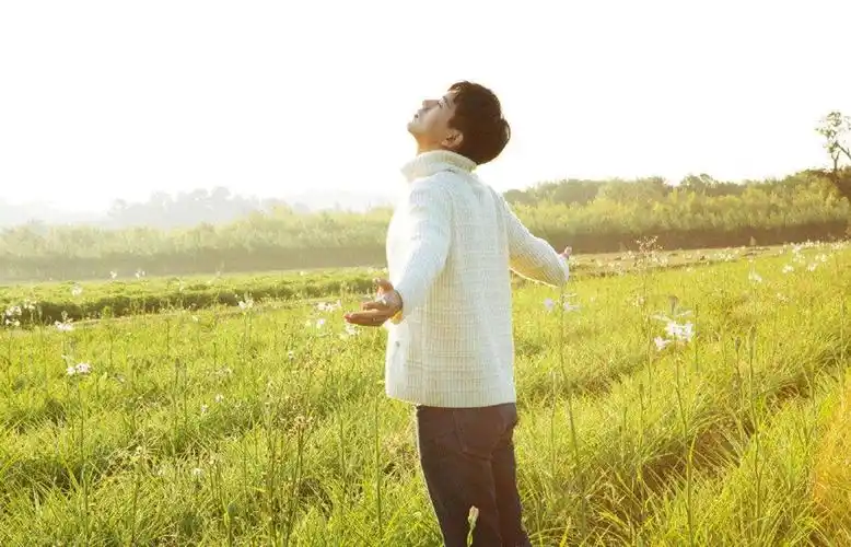 李现寸头清爽帅气,网友:真真少年感十足的现男友