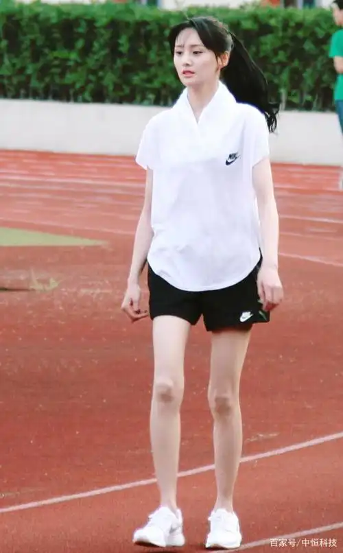 颜值身材双在线的郑爽,一双"漫画腿"真是羡慕死多少女孩子!