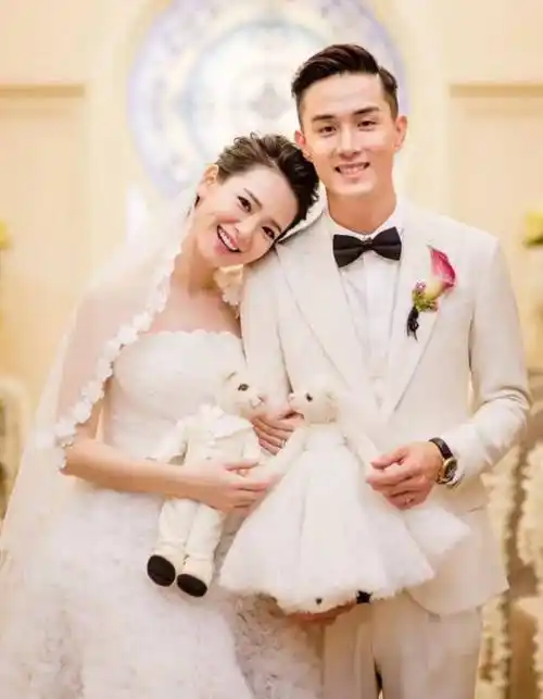 网友环球影城偶遇李承铉一家,戚薇坐老公腿上合影,戚妈亲自拍照_lucky